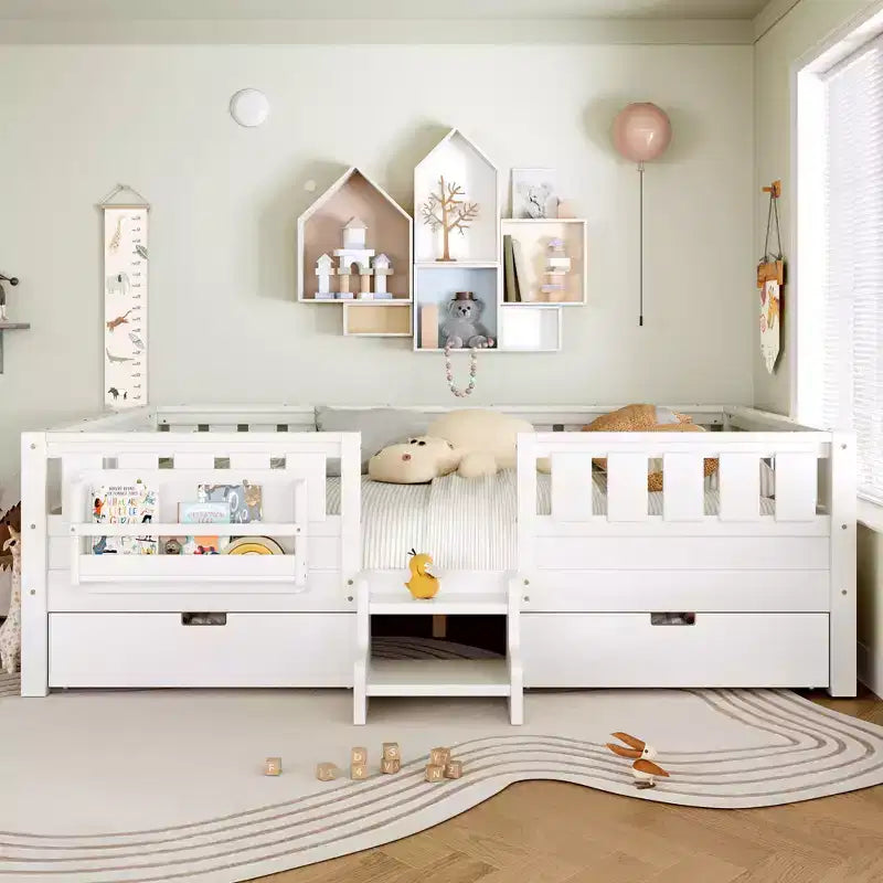 Lit pour tout-petits Bellemave Queen Size avec 14 barrières de sécurité, cadre de lit peu encombrant avec étagères intégrées et 2 tiroirs de rangement sous le lit